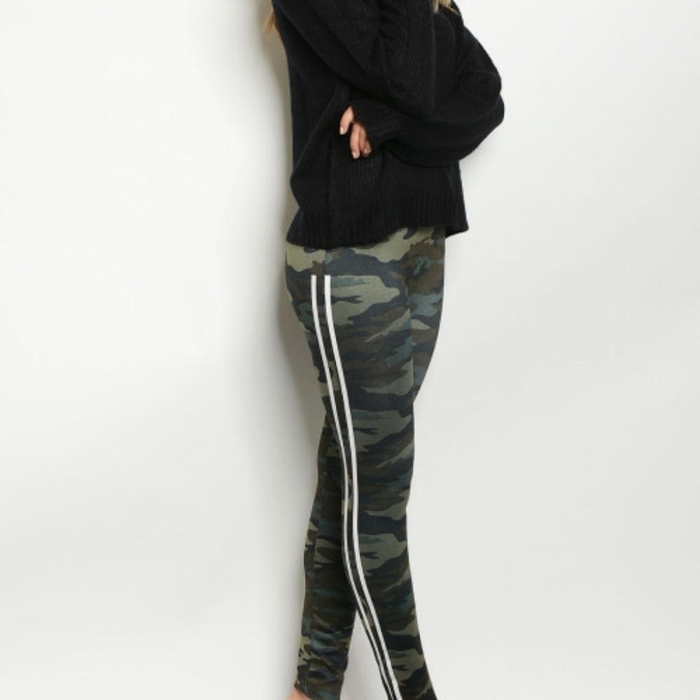 RUE 21 CAMOUFLAGE FLEECE LEGGINGS